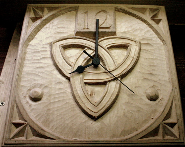 El reloj acabado, con las agujas sobre la triqueta