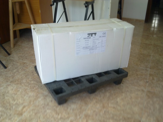El torno embalado sobre el palet