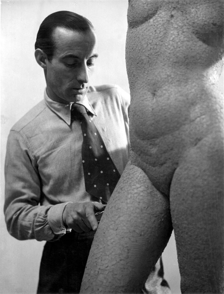 Josep Viladomat trabajando en una escultura