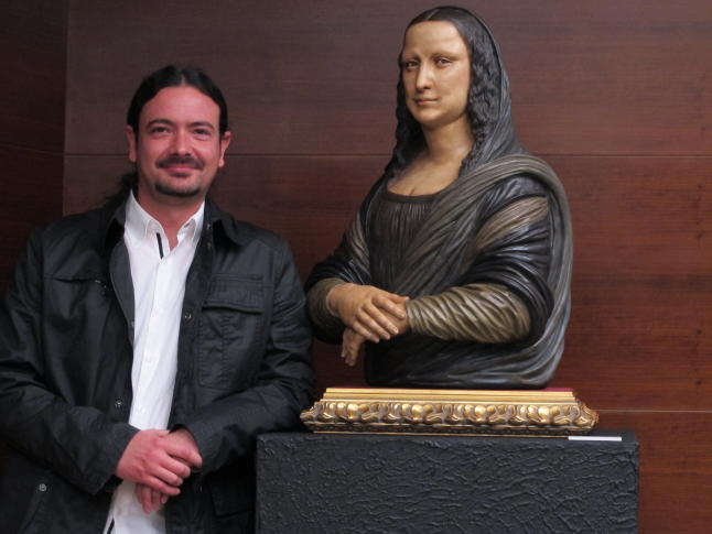 El escultor Francano junto a su Gioconda en 3D