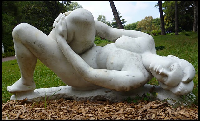 Mujer echada, escultura en piedra policromada de Joan Rebull
