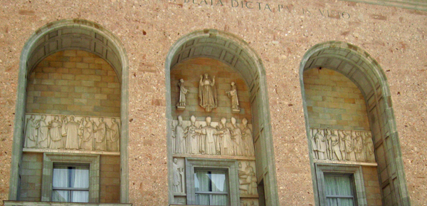 Friso de la fachada del monasterio de Montserrat, de Joan Rebull
