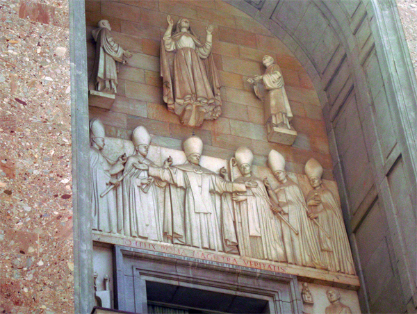 Detalle del friso de la fachada de Montserrat