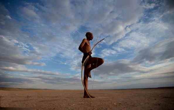 Un bosquimano del Kalahari con su arco