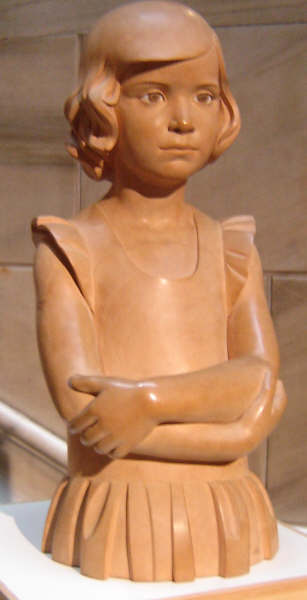 Busto tallado en madera de una niña