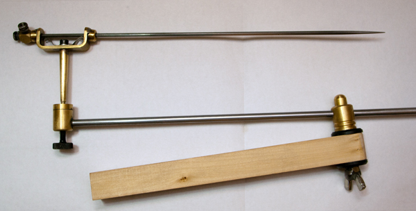 La máquina de puntos: brazo articulado, aguja y base de madera