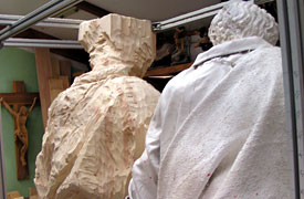 Bloques de madera con la silueta marcada, junto a la figura modelada