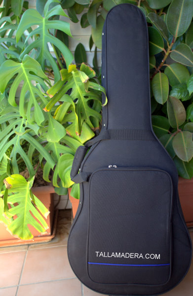 Funda de guitarra con el logotipo de Tallamadera.com