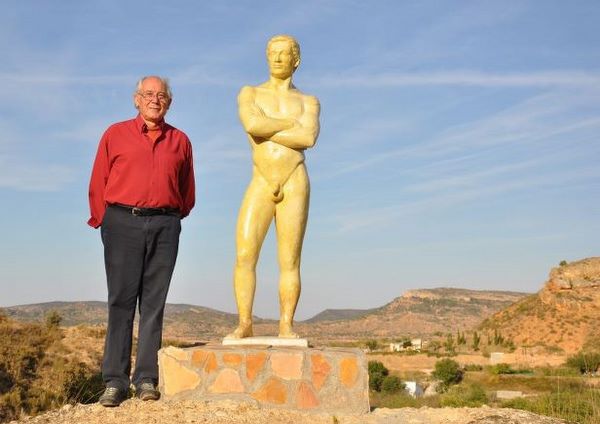 Medina Ayllón junto a «El Atleta» instalado en el parque «Los Barrancos» de Alloza