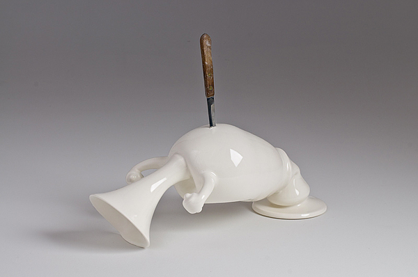 Jarrón de porcelana atravesado por un cuchillo, de Laurent Craste