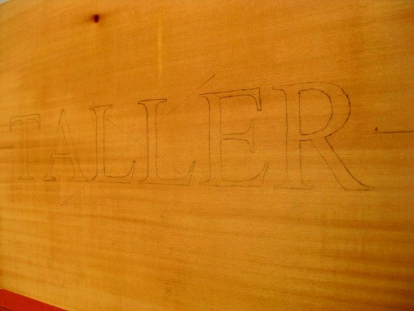 Las letras TALLER ya calcadas sobre la madera