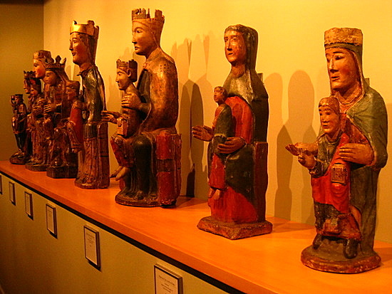 Vírgenes románicas (Mare de Déu) en un museo