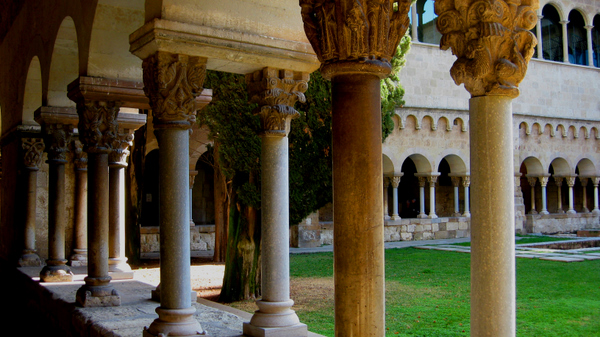 Claustro románico con capiteles tallados