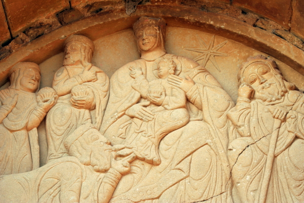 Relieve románico de la Epifanía, con la Virgen y los Reyes Magos