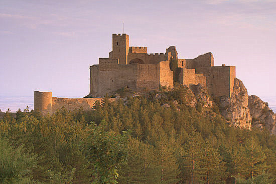 Castillo románico sobre una colina al atardecer
