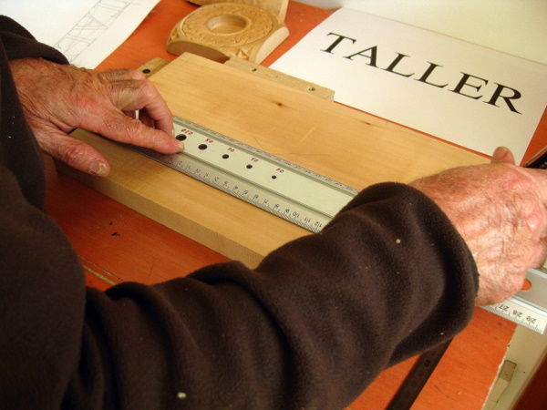Sujetando la tabla y el dibujo para el traspaso