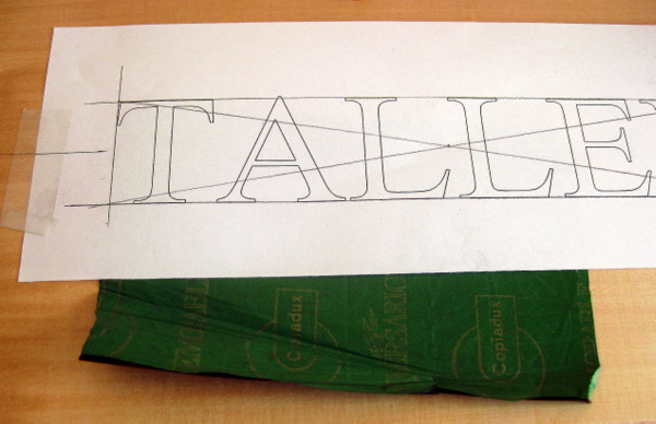 El dibujo y el papel carbón, listos para calcar