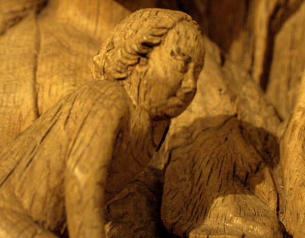 Talla en madera, detalle de una figura