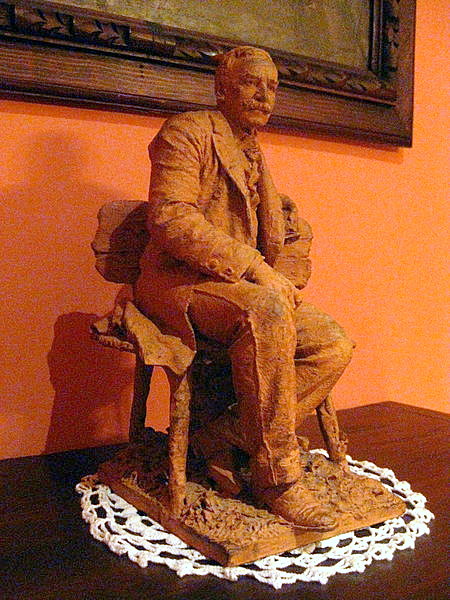 Figura sedente de Mariano Benlliure en arcilla