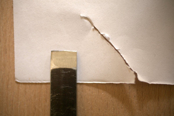 El test del papel: un filo deficiente rompe el papel en lugar de cortarlo