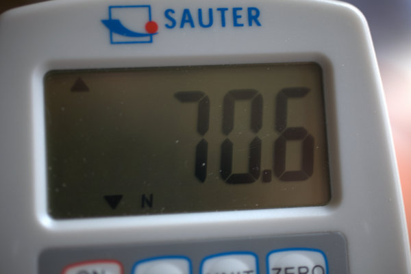 La pantalla del dinamómetro marcando 10,6 N