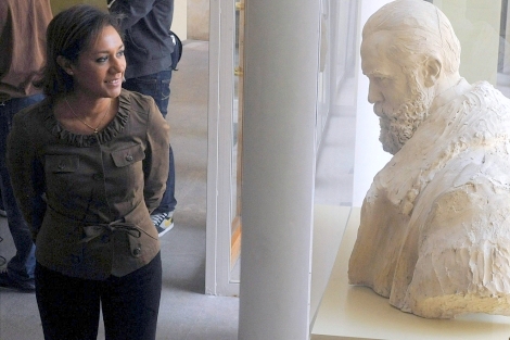 La consellera Lola Johnson contemplando un busto de Benlliure