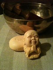 Pastilla de jabón tallada con la figura de un Buda