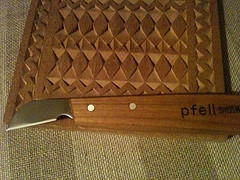 Tabla con talla de chip carving y un cuchillo Pfeil
