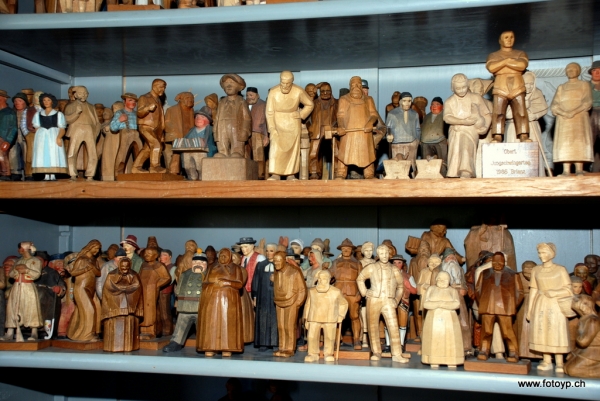 Figuras talladas en madera expuestas en Huggler Wyss (Brienz)
