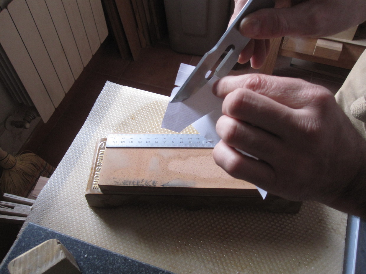 Comprobación del filo cortando un folio por su canto
