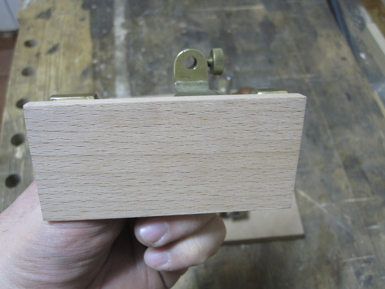 La madera queda por debajo de los patines de la guía de bronce