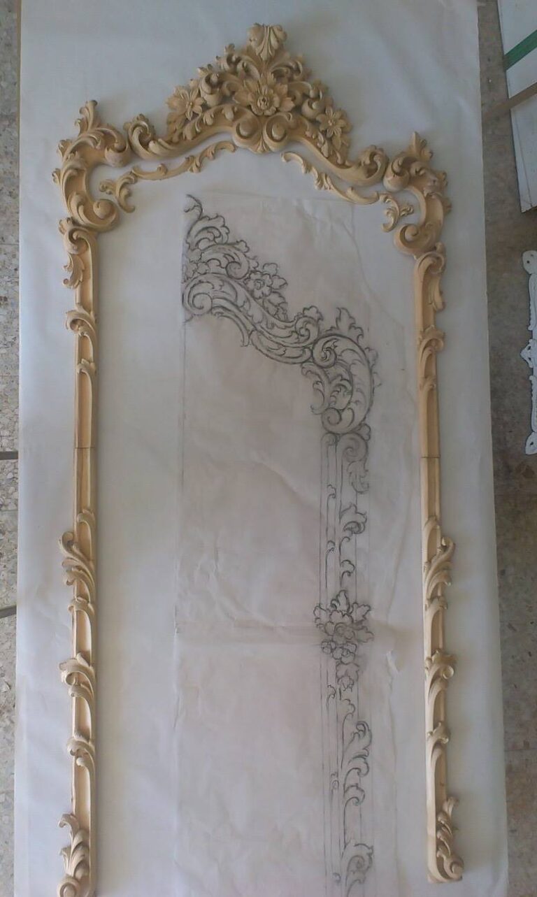 Marco tallado en madera con el dibujo del diseño
