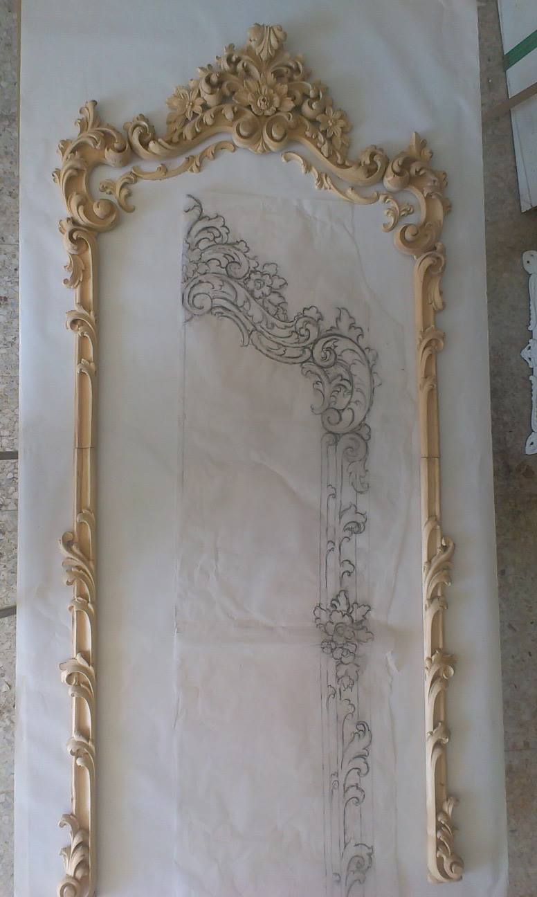 Marco tallado en madera con el dibujo del diseño