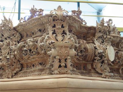 Trono sevillano con ornamentación de acanto