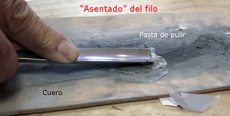 Asentado del filo de una gubia sobre cuero con pasta de pulir