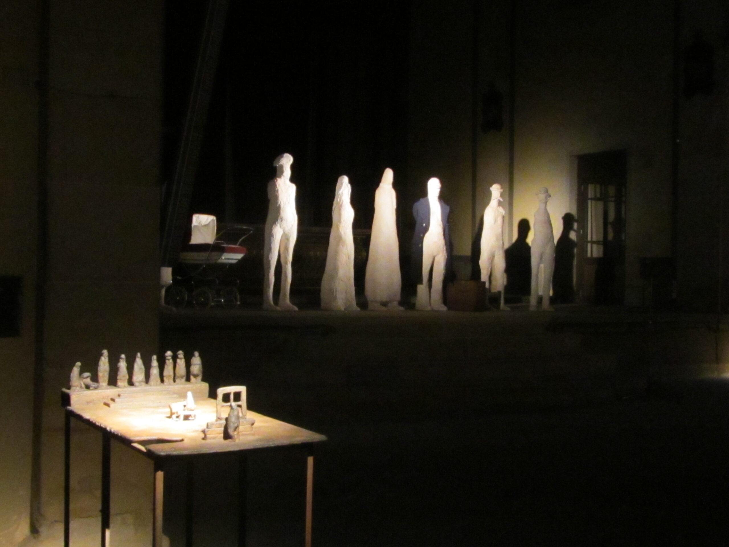 Figuras blancas de «Kantoriana» iluminadas en la nave