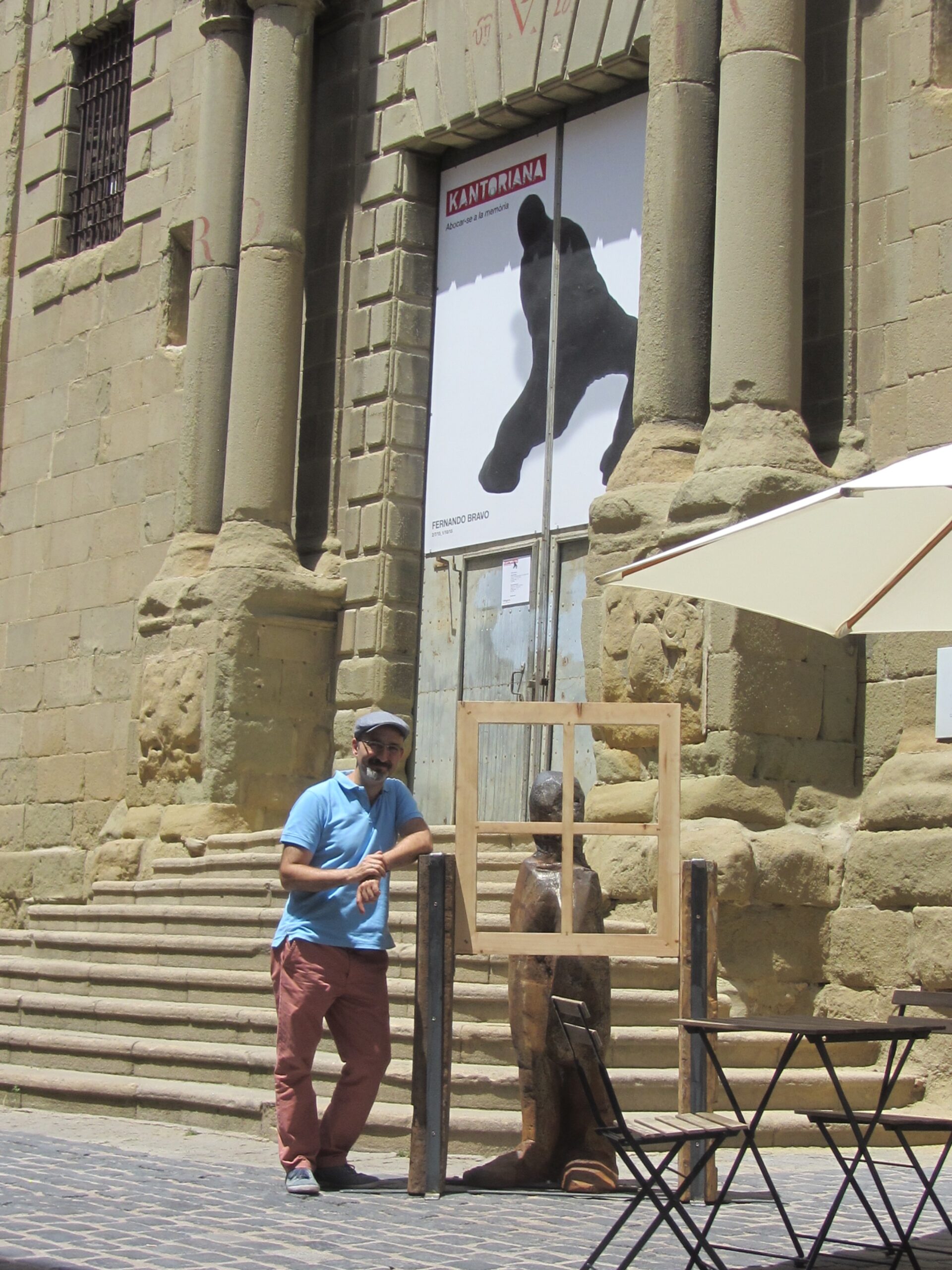 Fernando Bravo ante la iglesia de la Pietat de Vic, con el cartel de «Kantoriana»