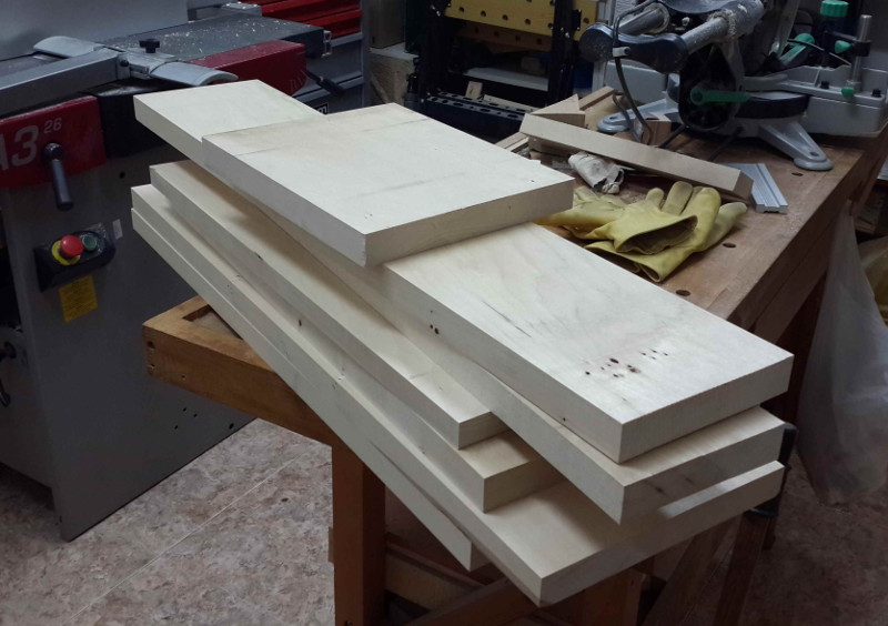 Madera de tilo cepillada y preparada en tablones