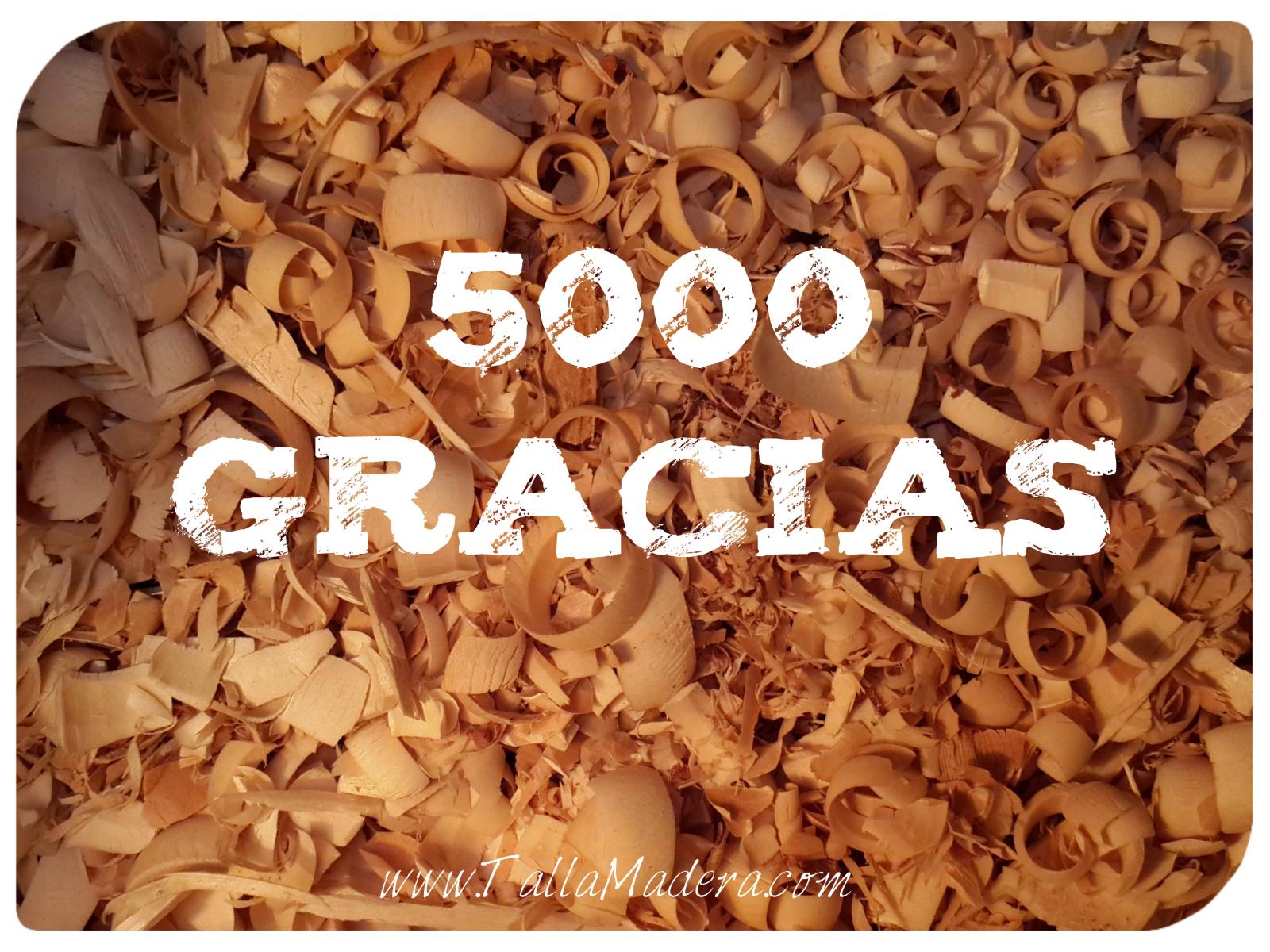 Virutas de madera con el texto «5000 gracias»