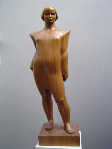 Figura femenina tallada en madera, de líneas modernistas