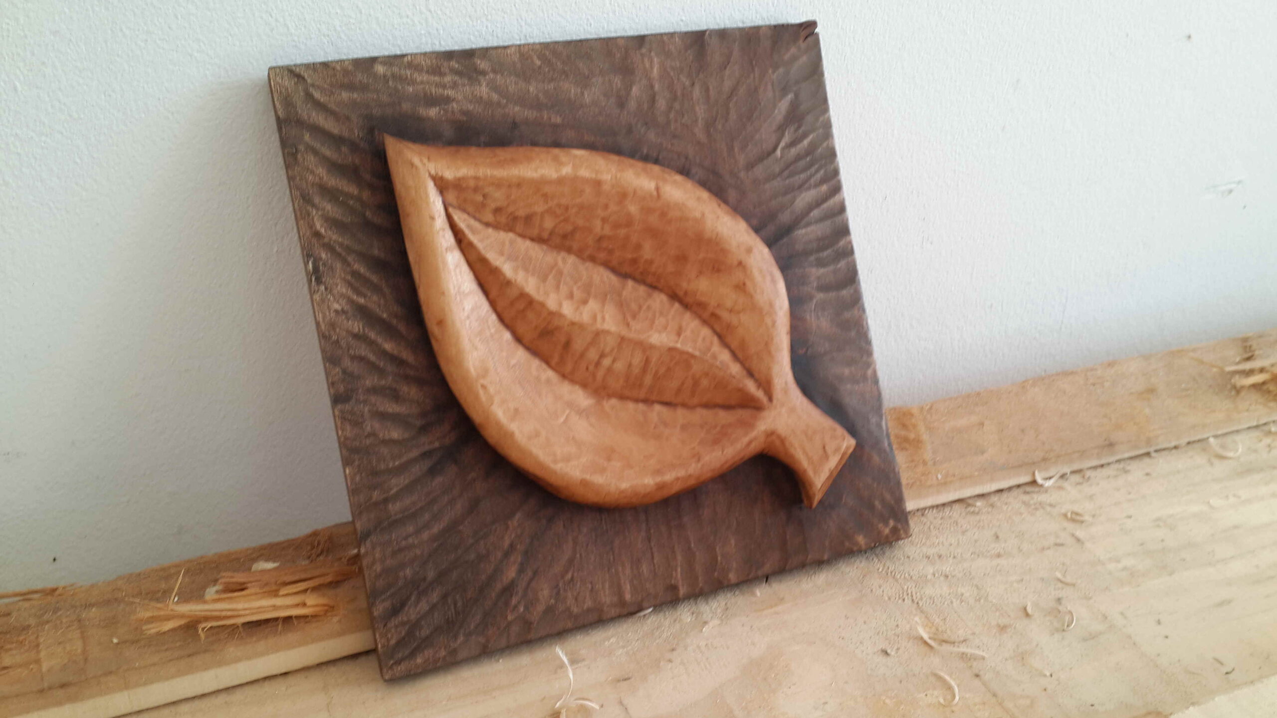 Alumno tallando una hoja de tilo con una gubia