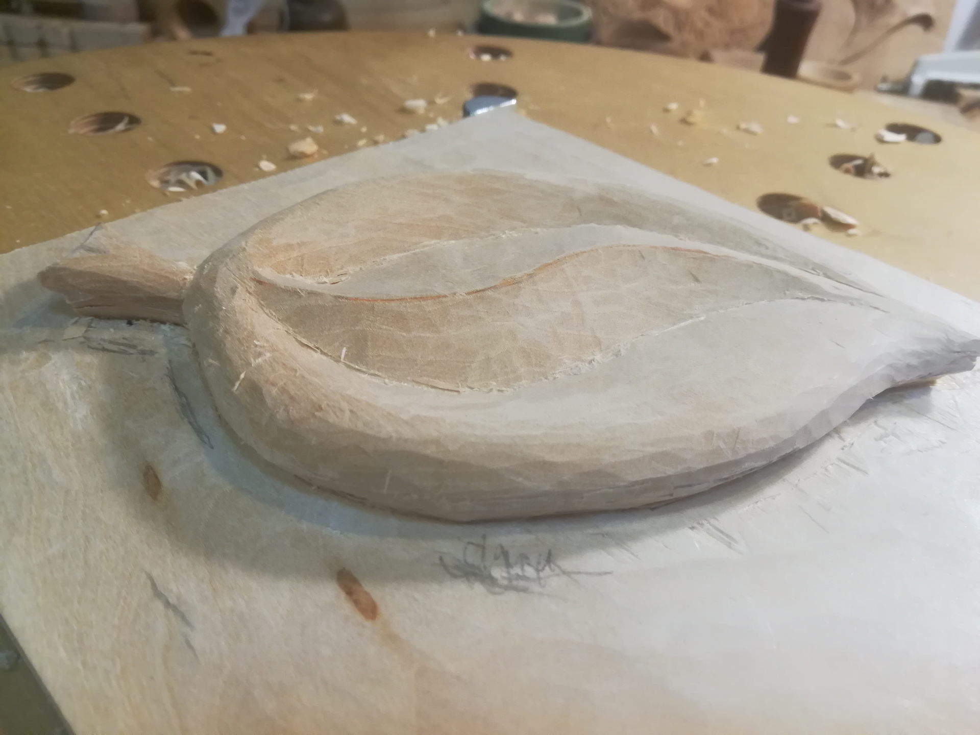 Hoja de Tallamadera tallada en madera de tilo por un alumno del taller