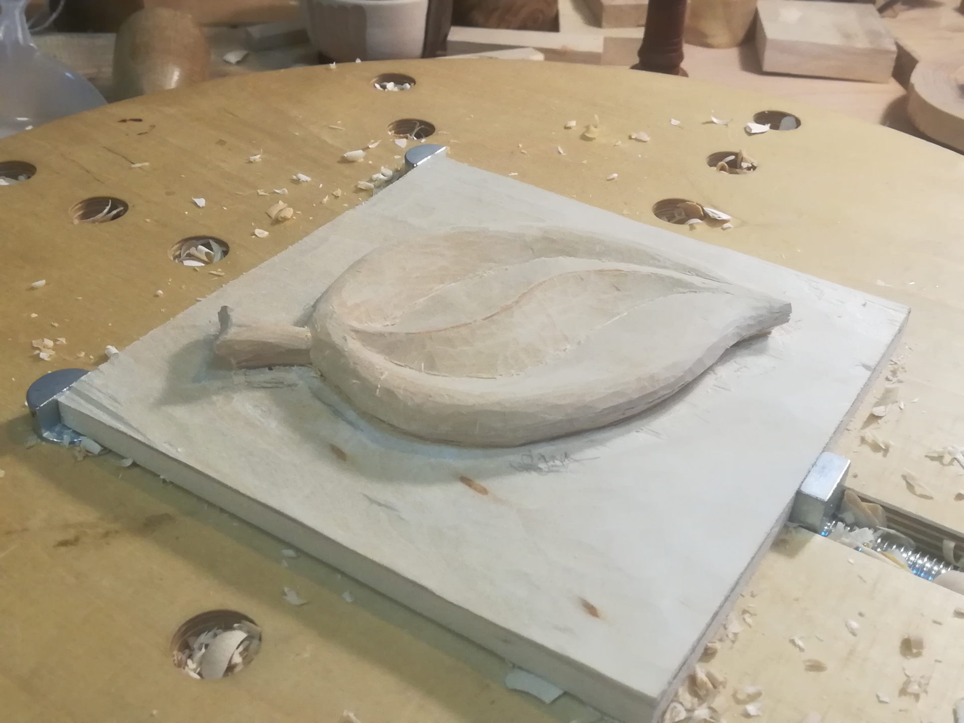 Otra hoja de Tallamadera tallada por un alumno