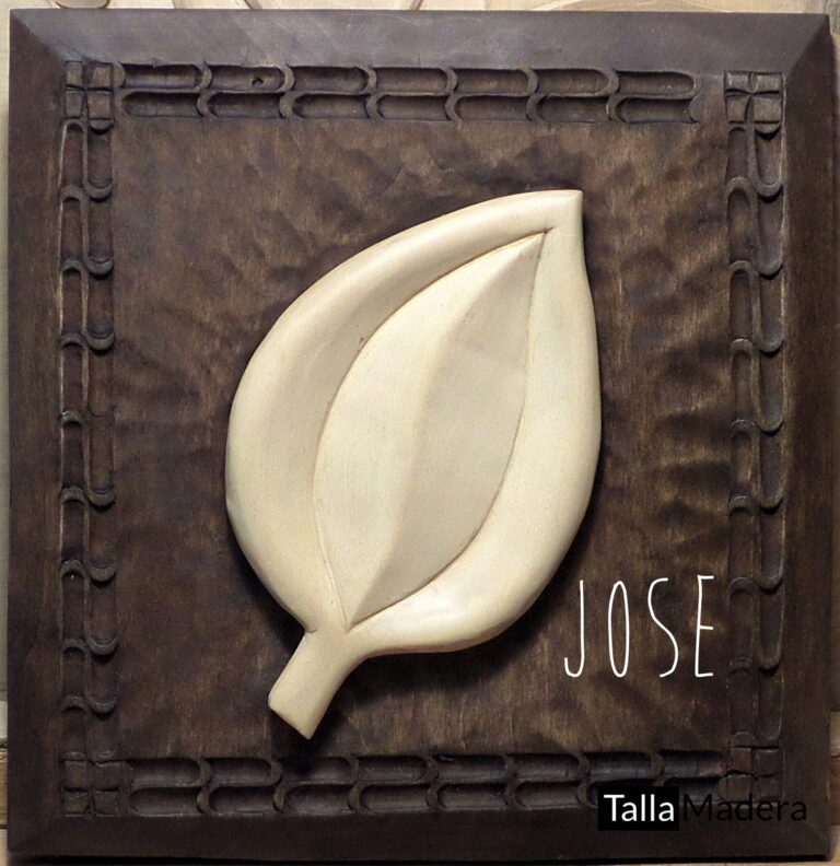 Hoja de acanto tallada en madera por José, alumno del taller, enmarcada
