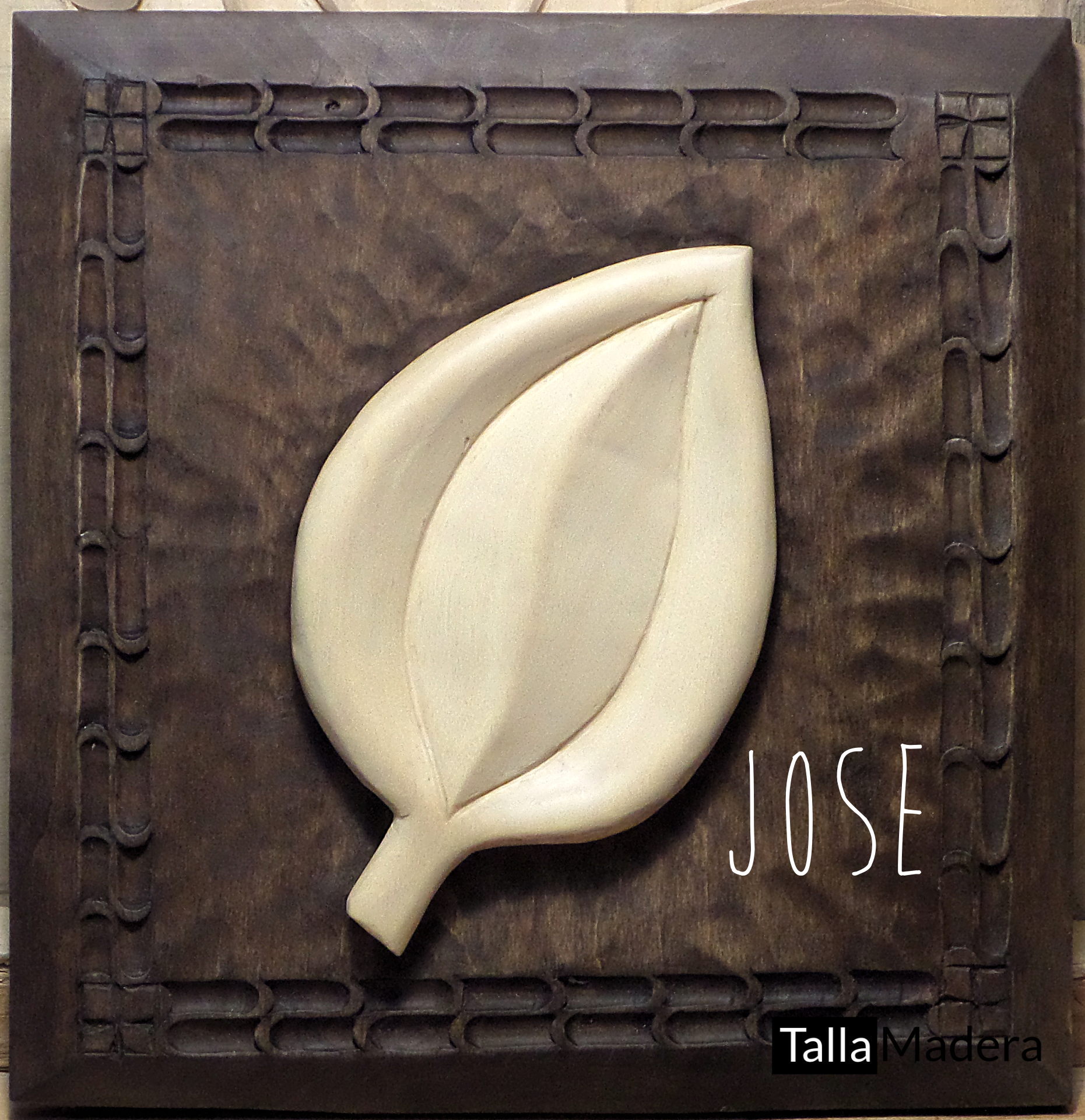 Hoja de acanto tallada en madera por José, alumno del taller, enmarcada