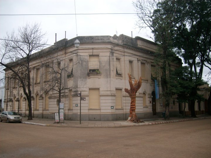 La plaza y el edificio donde se alza la escultura