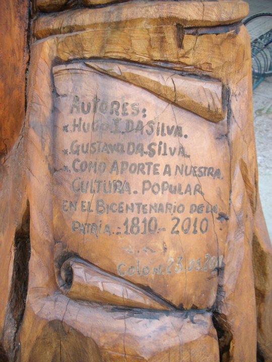 Placa tallada con los autores y la dedicatoria (Colón, 2010)