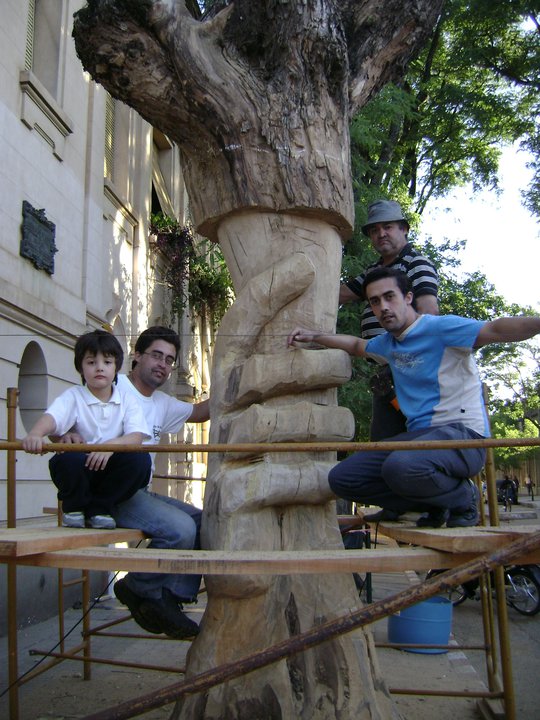 La familia Da Silva en el andamio, junto al tronco