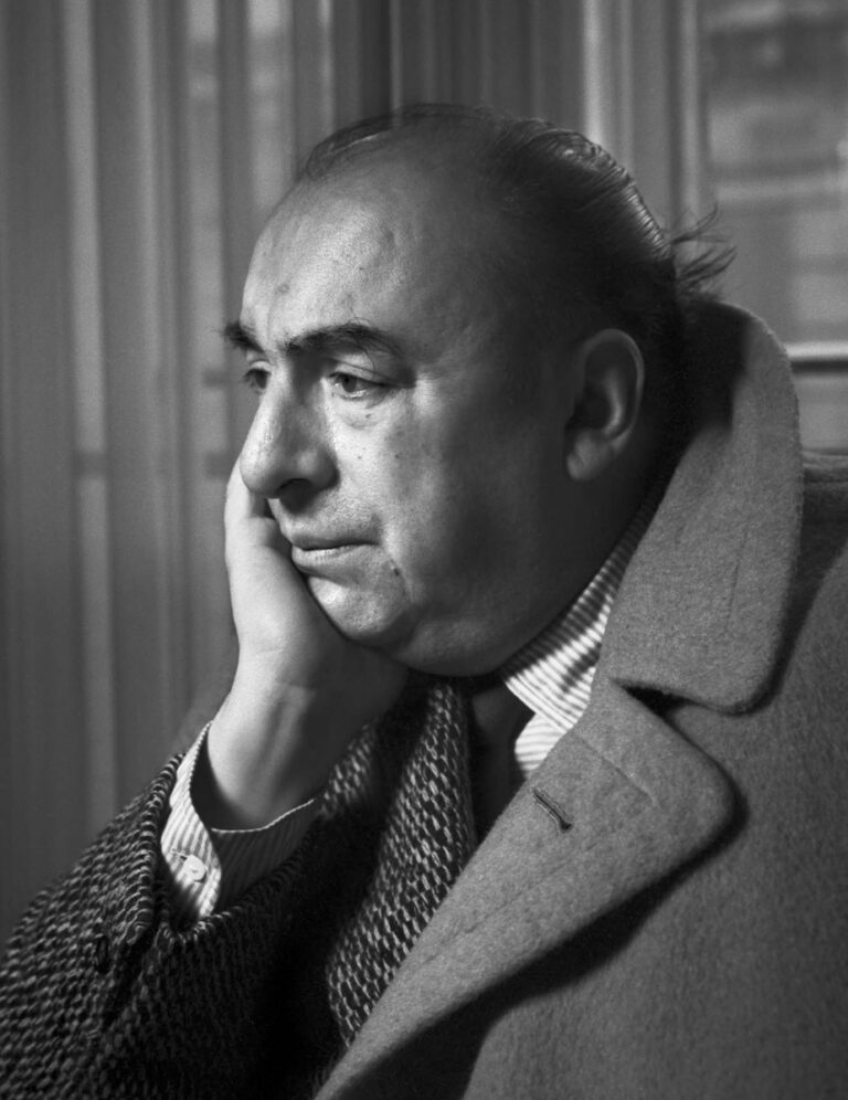 Retrato de Pablo Neruda de perfil, pensativo, con la mano en la mejilla, por Annemarie Heinrich (1954)