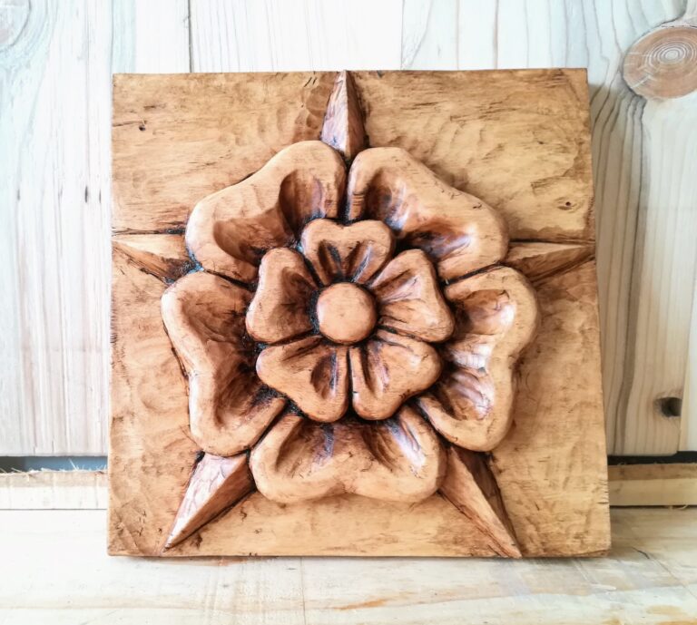 Rosa Tudor tallada en madera por Conchita, alumna del taller de Tallamadera